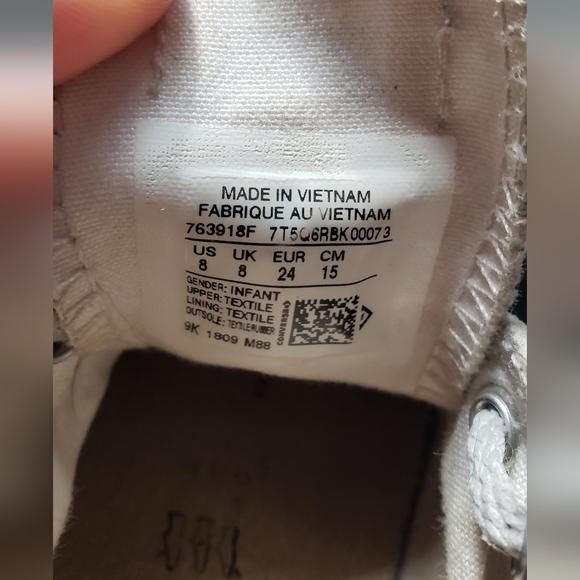 Hello Kitty × Converse Sneakers with Apple Accents - Picture 8 of 11